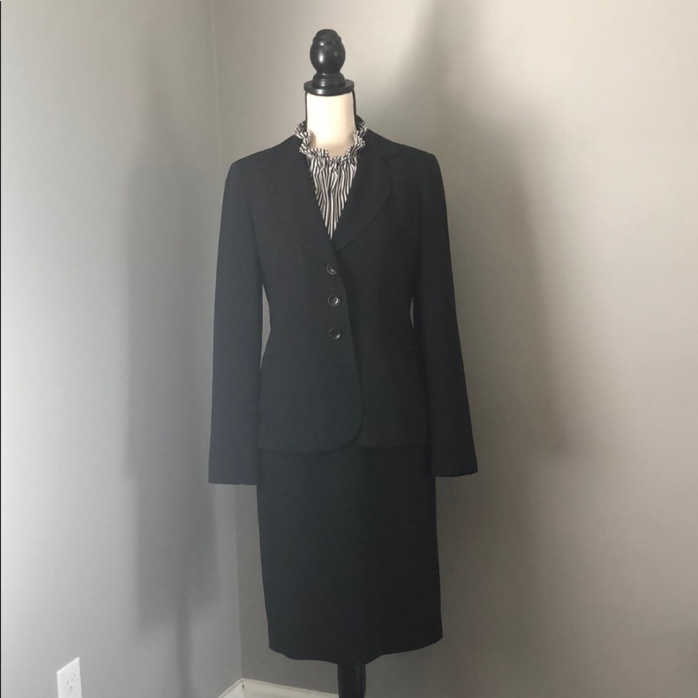 Gorgeous ANN TAYLOR 2pc suit size 4 Black